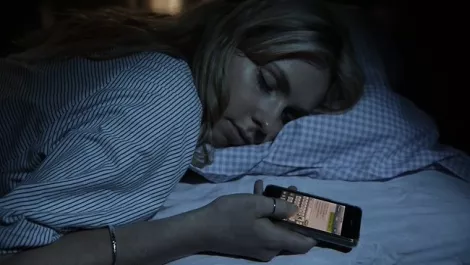 742533 sleep texting 650x350