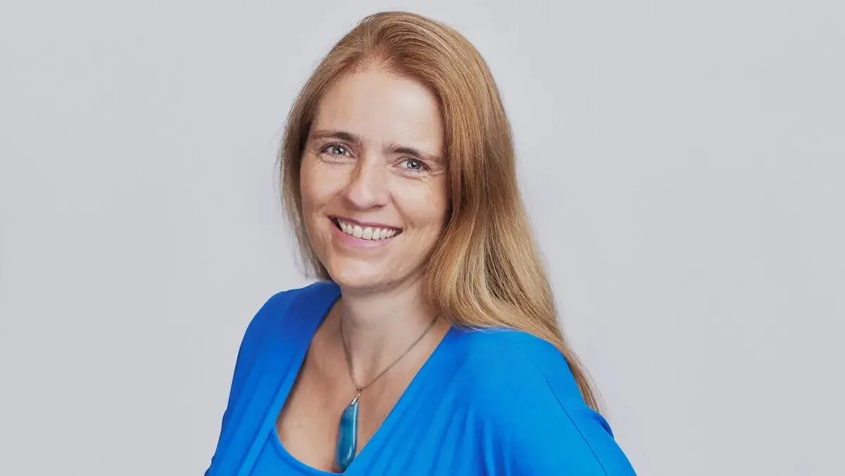 Erna headshot(2)
